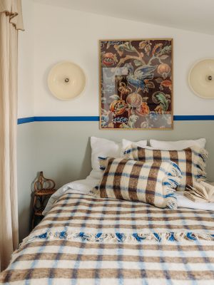 Plaid et coussins 100% laine coloris bleu majorelle/tobacco